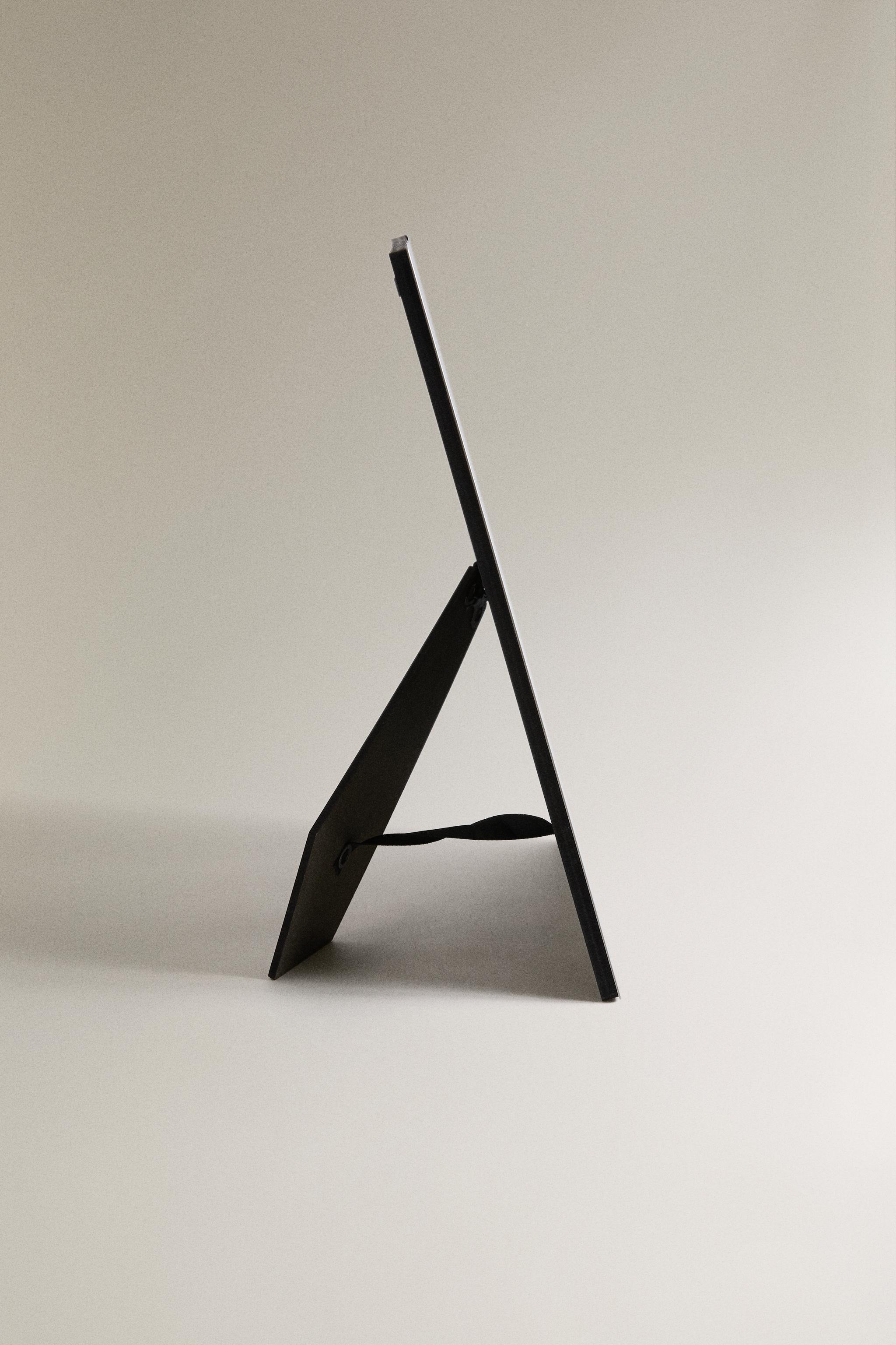 MINIMALIST METAL FRAME